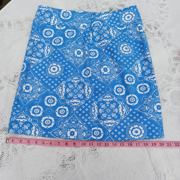 Talbots Size 6 - A Line Straight Skirt Color: Blue & White Floral Pattern - Picture 7 of 8